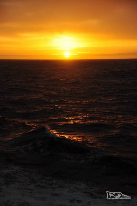 Nosso maravilhoso pôr-do-sol atravessando a temida Drake Passage